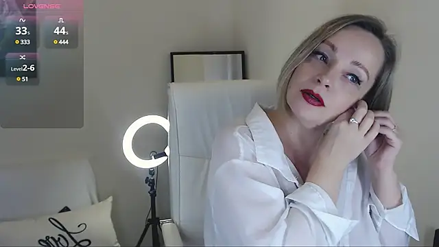 Snapshot of Tilly_Eliot chatting on March 10, 2025, 8:34 pm Tilly Eliot online show from March 10, 2025, 8:34 pm