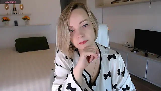 Snapshot of Tilly_Eliot chatting on September 24, 2025, 2:01 pm Tilly Eliot online show from September 24, 2025, 2:01 pm