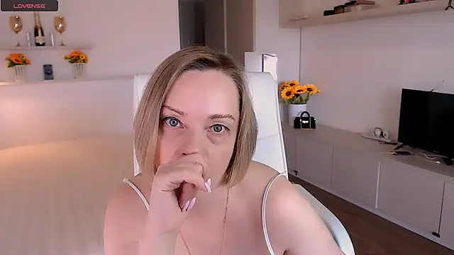 Snapshot of Tilly_Eliot chatting on October 3, 2025, 7:15 pm Tilly Eliot online show from October 3, 2025, 7:15 pm