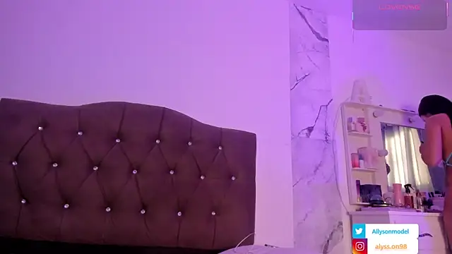 alysson 18 online show from April 13, 2026, 2:10 pm