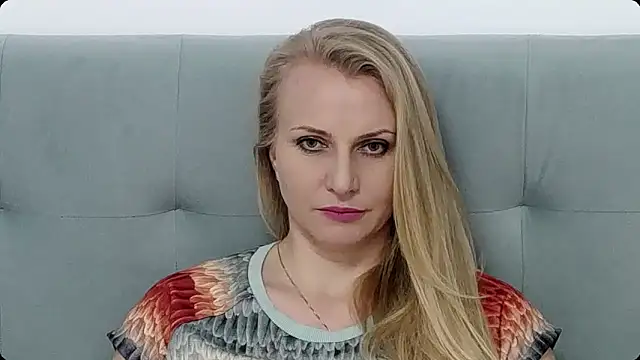 Snapshot of K__Adrienne chatting on December 8, 2024, 9:35 am K  Adrienne online show from December 8, 2024, 9:35 am