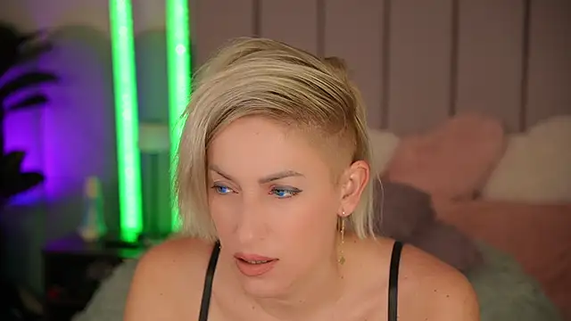 VickySecret96 online show from October 30, 2025, 5:21 pm