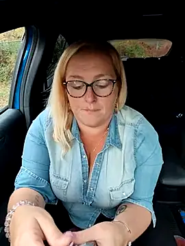 Snapshot of winniess40 chatting on October 22, 2025, 12:04 pm winniess40 online show from October 22, 2025, 12:04 pm