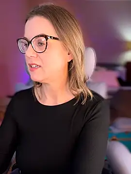 Snapshot of MaiseKnox chatting on February 18, 2026, 11:45 pm MaiseKnox online show from February 18, 2026, 11:45 pm