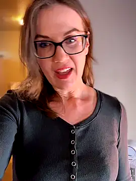 Snapshot of MaiseKnox chatting on December 16, 2025, 10:03 pm MaiseKnox online show from December 16, 2025, 10:03 pm