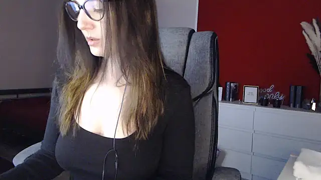 Snapshot of Alina_Lamour chatting on March 3, 2026, 7:10 pm Alina Lamour online show from March 3, 2026, 7:10 pm