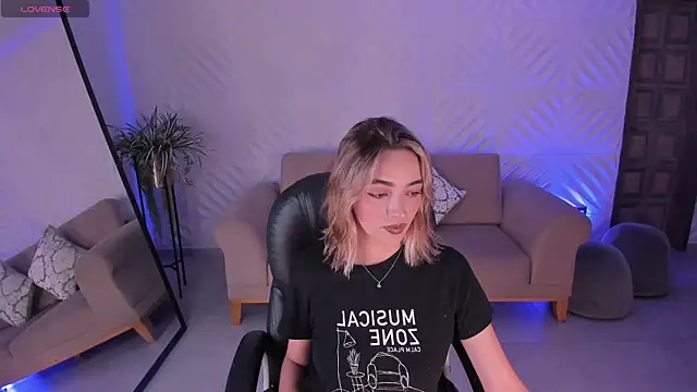 Snapshot of MelissaMoore_ chatting on November 11, 2025, 2:39 am MelissaMoore online show from November 11, 2025, 2:39 am