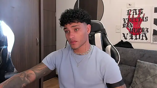 Snapshot of Alessandro_Vanni chatting on December 21, 2025, 3:47 pm Alessandro Vanni online show from December 21, 2025, 3:47 pm