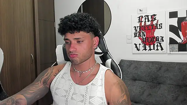 Snapshot of Alessandro_Vanni chatting on December 15, 2025, 2:39 am Alessandro Vanni online show from December 15, 2025, 2:39 am