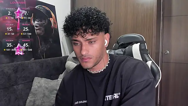 Snapshot of Alessandro_Vanni chatting on November 12, 2025, 2:15 am Alessandro Vanni online show from November 12, 2025, 2:15 am