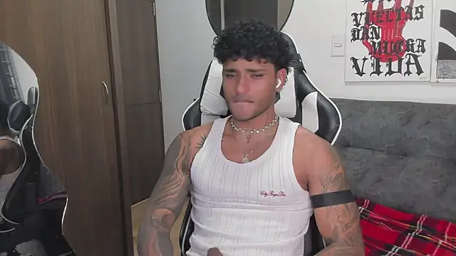 Snapshot of Alessandro_Vanni chatting on January 8, 2026, 11:44 pm Alessandro Vanni online show from January 8, 2026, 11:44 pm