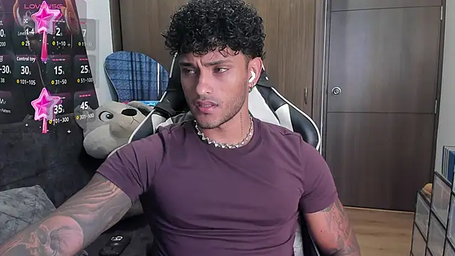 Snapshot of Alessandro_Vanni chatting on November 4, 2025, 12:42 pm Alessandro Vanni online show from November 4, 2025, 12:42 pm