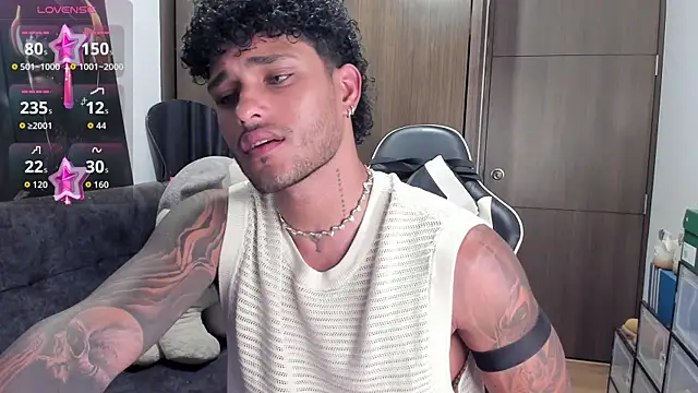 Snapshot of Alessandro_Vanni chatting on November 8, 2025, 2:37 am Alessandro Vanni online show from November 8, 2025, 2:37 am