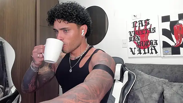 Snapshot of Alessandro_Vanni chatting on February 9, 2026, 3:26 am Alessandro Vanni online show from February 9, 2026, 3:26 am