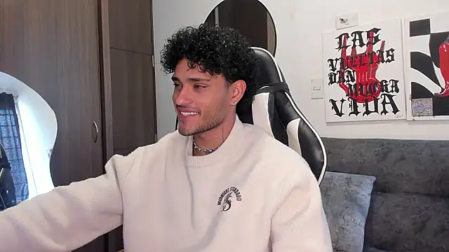 Snapshot of Alessandro_Vanni chatting on February 14, 2026, 4:07 pm Alessandro Vanni online show from February 14, 2026, 4:07 pm