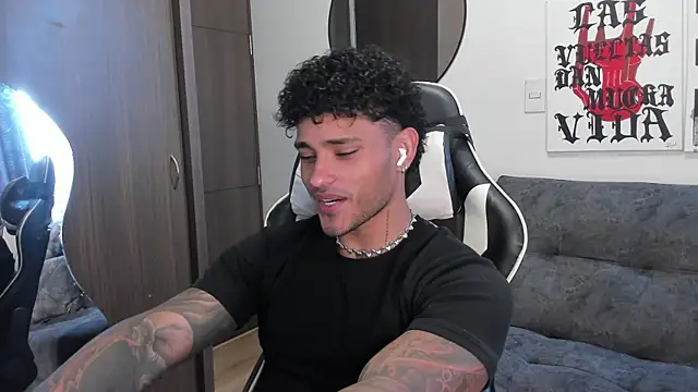 Snapshot of Alessandro_Vanni chatting on December 20, 2025, 3:15 pm Alessandro Vanni online show from December 20, 2025, 3:15 pm