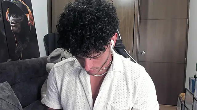 Snapshot of Alessandro_Vanni chatting on November 6, 2025, 1:53 am Alessandro Vanni online show from November 6, 2025, 1:53 am