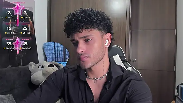 Snapshot of Alessandro_Vanni chatting on October 31, 2025, 3:30 pm Alessandro Vanni online show from October 31, 2025, 3:30 pm