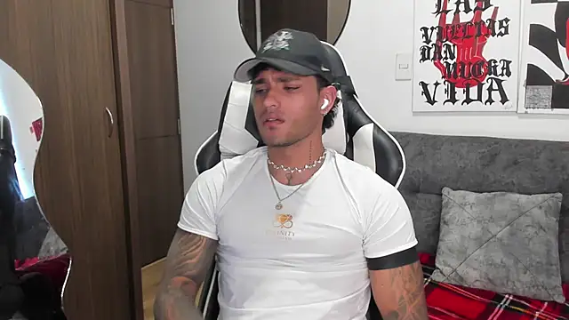 Snapshot of Alessandro_Vanni chatting on January 14, 2026, 1:26 pm Alessandro Vanni online show from January 14, 2026, 1:26 pm