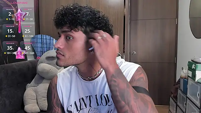 Snapshot of Alessandro_Vanni chatting on November 10, 2025, 1:38 pm Alessandro Vanni online show from November 10, 2025, 1:38 pm