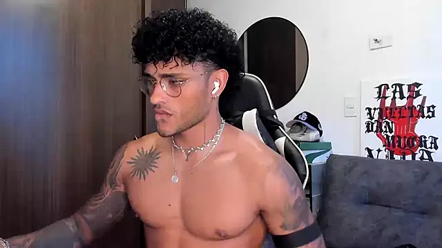 Snapshot of Alessandro_Vanni chatting on October 8, 2025, 9:37 pm Alessandro Vanni online show from October 8, 2025, 9:37 pm