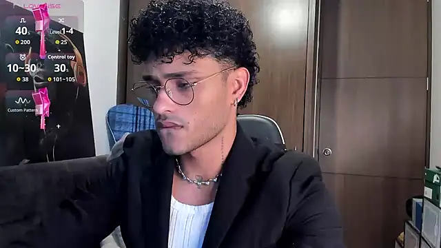 Snapshot of Alessandro_Vanni chatting on October 28, 2025, 8:41 pm Alessandro Vanni online show from October 28, 2025, 8:41 pm