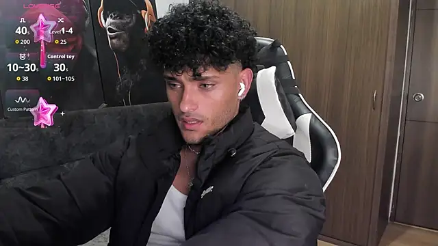 Snapshot of Alessandro_Vanni chatting on November 12, 2025, 10:46 pm Alessandro Vanni online show from November 12, 2025, 10:46 pm