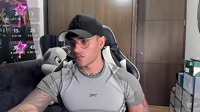 Snapshot of Alessandro_Vanni chatting on October 28, 2025, 2:12 am Alessandro Vanni online show from October 28, 2025, 2:12 am