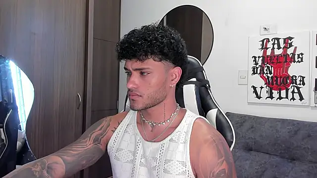 Snapshot of Alessandro_Vanni chatting on December 16, 2025, 12:31 pm Alessandro Vanni online show from December 16, 2025, 12:31 pm