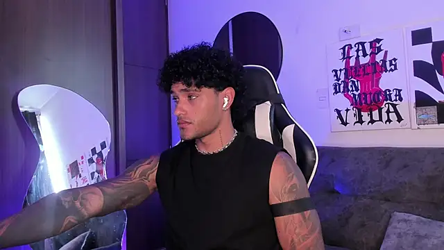 Snapshot of Alessandro_Vanni chatting on March 2, 2026, 2:02 pm Alessandro Vanni online show from March 2, 2026, 2:02 pm