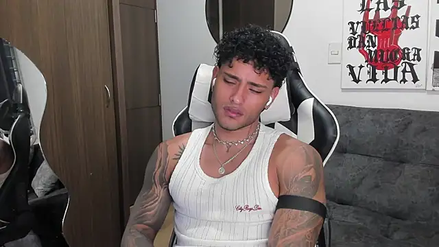 Snapshot of Alessandro_Vanni chatting on December 23, 2025, 3:39 am Alessandro Vanni online show from December 23, 2025, 3:39 am