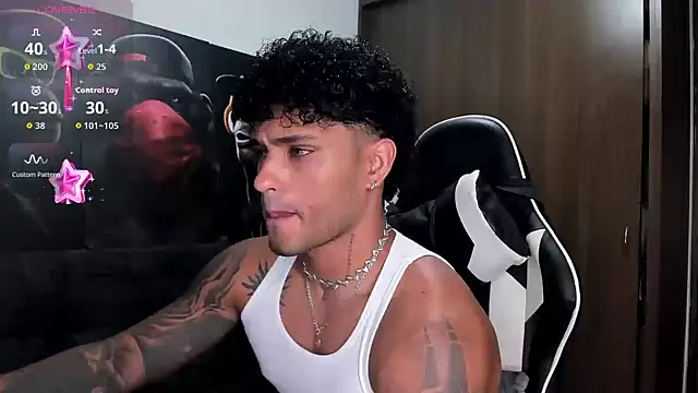 Snapshot of Alessandro_Vanni chatting on October 22, 2025, 1:16 am Alessandro Vanni online show from October 22, 2025, 1:16 am