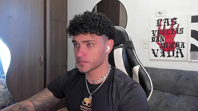 Snapshot of Alessandro_Vanni chatting on December 18, 2025, 2:32 pm Alessandro Vanni online show from December 18, 2025, 2:32 pm