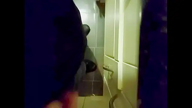 Snapshot of hairyuncut00 chatting on October 28, 2025, 5:39 am hairyuncut00 online show from October 28, 2025, 5:39 am