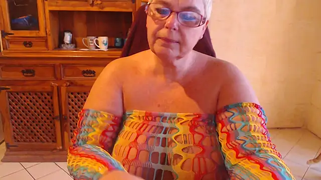 MISS LINDAH online show from May 9, 2026, 5:11 am