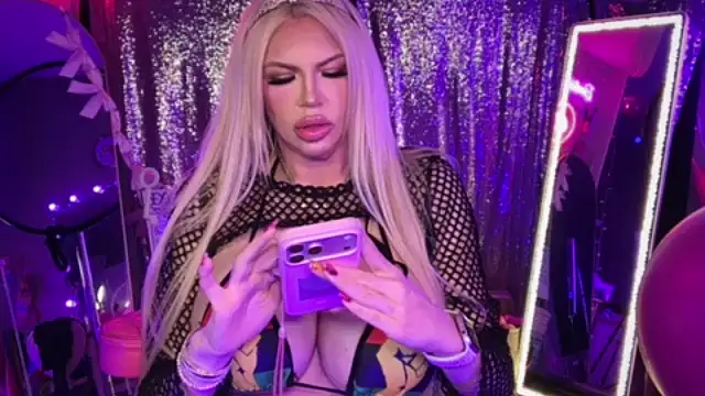 Snapshot of bimbotwerkqueen chatting on June 20, 2026, 1:54 am bimbotwerkqueen online show from June 20, 2026, 1:54 am