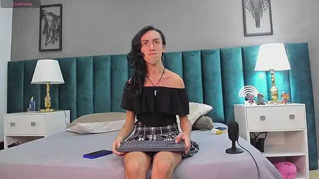 Snapshot of Karol_fenixx chatting on February 6, 2025, 4:21 am Karol fenixx online show from February 6, 2025, 4:21 am