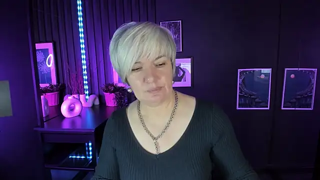 Snapshot of CarmenSoft chatting on November 16, 2025, 8:57 pm CarmenSoft online show from November 16, 2025, 8:57 pm