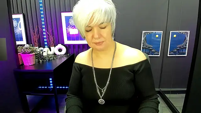 Snapshot of CarmenSoft chatting on November 28, 2025, 8:31 pm CarmenSoft online show from November 28, 2025, 8:31 pm