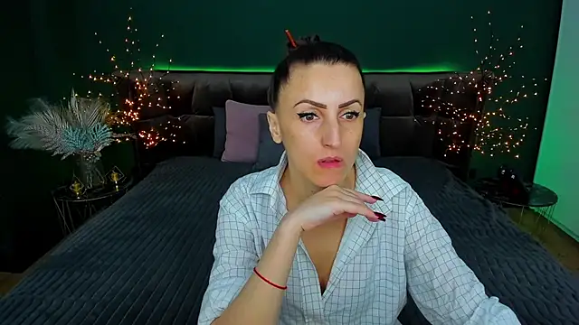 Snapshot of Rebecca_Diamond chatting on March 12, 2025, 5:57 am Rebecca Diamond online show from March 12, 2025, 5:57 am