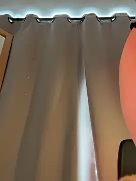 curchez  online show from November 13, 2025, 7:18 pm