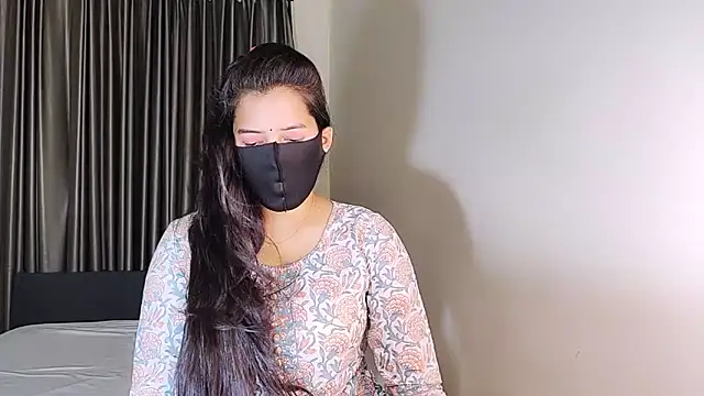YourLovelyQueen online show from March 4, 2025, 5:03 pm