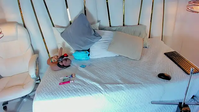 elena mature online show from April 15, 2026, 8:20 pm