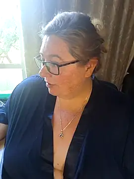 Snapshot of Iceprincess2bad4u chatting on February 8, 2026, 5:27 am Iceprincess2bad4u online show from February 8, 2026, 5:27 am