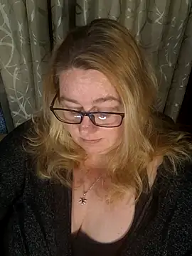 Snapshot of Iceprincess2bad4u chatting on March 3, 2026, 6:26 pm Iceprincess2bad4u online show from March 3, 2026, 6:26 pm