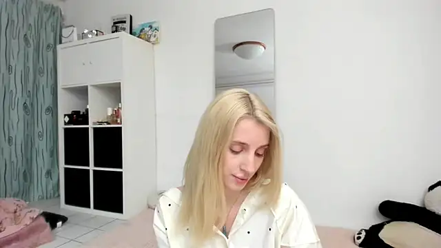 Snapshot of KenzieDawton chatting on May 22, 2026, 3:54 pm KenzieDawton online show from May 22, 2026, 3:54 pm