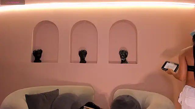 LindseyCox online show from September 17, 2025, 4:14 am