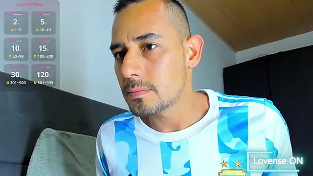 jhonyalzate2 online show from November 12, 2025, 3:21 am