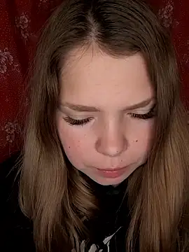 Snapshot of Zuli_Kiska chatting on December 19, 2025, 8:11 pm Zuli Kiska online show from December 19, 2025, 8:11 pm