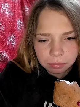 Zuli Kiska online show from October 22, 2025, 8:08 pm